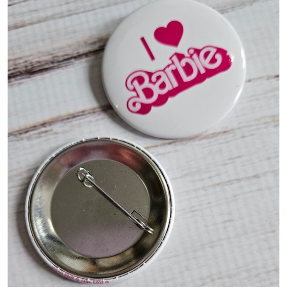 The Barbie Movie Promotional Button Pins 2 I Love Barbie - Picture 2 of 2